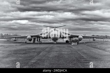 Un aereo Victor K2, un bombardiere progettato durante la Guerra fredda, in mostra in un museo aereo. Un cielo con nuvole è sopra. Foto Stock