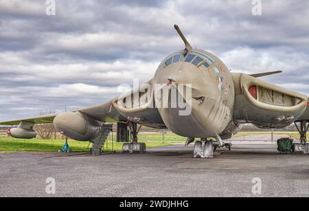 Un aereo Victor K2, un bombardiere progettato durante la Guerra fredda, in mostra in un museo aereo. Un cielo con nuvole è sopra. Foto Stock