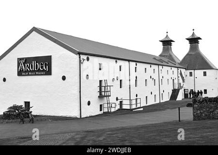 Distilleria di whisky Ardbeg sull'isola di Islay, Scozia Foto Stock