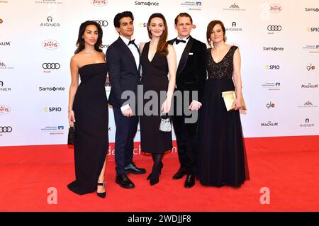 Gizem Emre, Mido Kotaini, Maria Ehrich, Max von der Groeben und Lena Schömann beim 48. Deutschen Filmball 2024 im Hotel Bayerischer Hof. München, 20.01.2024 *** Gizem Emre, Mido Kotaini, Maria Ehrich, Max von der Groeben e Lena Schömann al German Film Ball 48 2024 all'Hotel Bayerischer Hof Monaco, 20 01 2024 foto:XB.xInsingerx/xFuturexImagex filmball 4253 Foto Stock