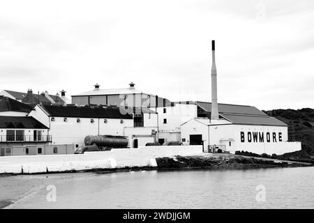 Bowmore Whisky Distillery sull'isola di Islay, Scozia Foto Stock