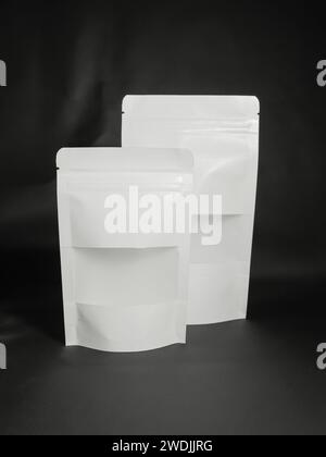 Sacchetto di plastica bianco vuoto isolato su sfondo nero Foto Stock