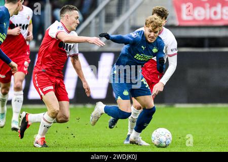 UTRECHT - (l-r) Jens Toornstra dell'FC Utrecht, Yorbe Vertessen del PSV Eindhoven durante la partita olandese dell'Eredivisie tra l'FC Utrecht e il PSV Eindhoven allo stadio Galgenwaard il 21 gennaio 2024 a Utrecht, Paesi Bassi. ANP OLAF KRAAK Foto Stock