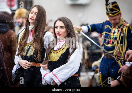 Breznik, Bulgaria - 20 gennaio 2024: Masquerade festival a Breznik Bulgaria. Le persone con una maschera chiamata Kukeri ballano e si esibiscono per spaventare il malvagio sp Foto Stock