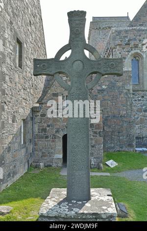 Replica di St John's Cross fuori dall'Abbazia di Iona, Isola di Iona, Scozia Foto Stock