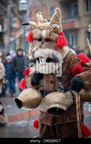 Breznik, Bulgaria - 20 gennaio 2024: Masquerade festival a Breznik Bulgaria. Le persone con una maschera chiamata Kukeri ballano e si esibiscono per spaventare il malvagio sp Foto Stock