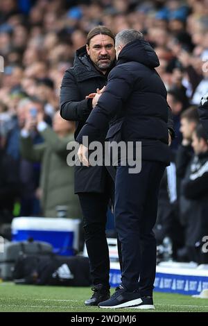 Leeds, Regno Unito. 21 gennaio 2024. Il Leeds United Manager Daniel Farke e il Preston North End Manager Ryan Lowe si stringono la mano prima di dare il via al Peterborough United Manager Darren Ferguson durante la partita del Leeds United FC contro Preston North End FC Skybet EFL Championship a Elland Road, Leeds, Inghilterra, Regno Unito il 21 gennaio 2024 credito: ogni secondo Media/Alamy Live News Foto Stock