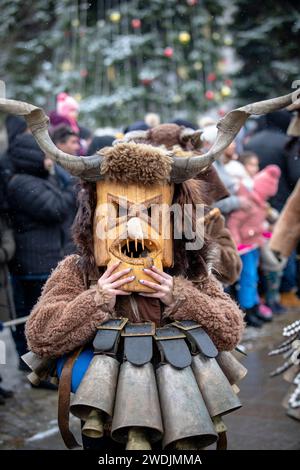 Breznik, Bulgaria - 20 gennaio 2024: Masquerade festival a Breznik Bulgaria. Le persone con una maschera chiamata Kukeri ballano e si esibiscono per spaventare il malvagio sp Foto Stock