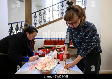 Praga, Repubblica Ceca. 21 gennaio 2024. Il processo di riciclaggio delle candele lasciato nei luoghi commemorativi in relazione alle tragiche riprese alla Facoltà di Arti dell'Università Carlo, in piazza Jan Palach a Praga, Repubblica Ceca, il 21 gennaio 2024. La cera verrà utilizzata per creare una scultura commemorativa temporanea chiamata Common Landscape. Credito: Ondrej Deml/CTK Photo/Alamy Live News Foto Stock