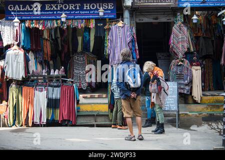 Kathmandu, Nepal- aprile 20,2023 : i turisti esplorano le strade del centro di Kathmandu, la capitale del Nepal. Foto Stock