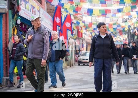 Kathmandu, Nepal- aprile 20,2023 : i turisti esplorano le strade del centro di Kathmandu, la capitale del Nepal. Foto Stock