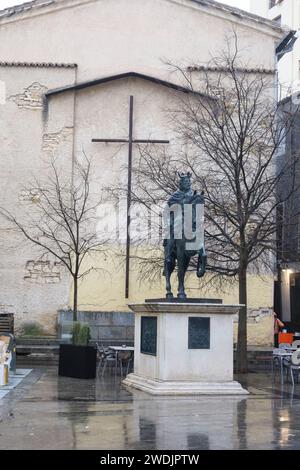 Cuenca, Castiglia-la Mancia, Spagna- 10 dicembre 2023: Statua equestre di Alfonso VIII nell'antica città di Cuenca, Spagna, in un giorno nuvoloso Foto Stock