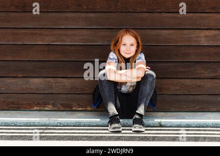 Ritratto di moda all'aperto di adorabile ragazza dai capelli rossi di 9 anni Foto Stock