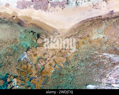 Vista aerea di un uomo da solo sulla spiaggia. Sardegna, Italia Foto Stock