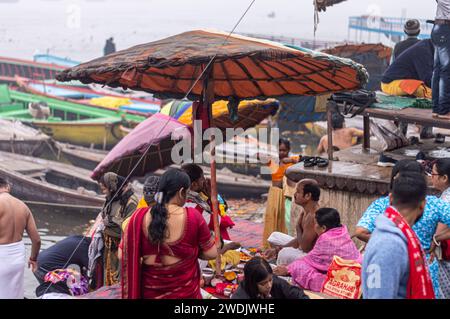 Persone che eseguono rituali indù a Varanasi Ghat. Banaras Uttar Pradesh India, 5 gennaio 2024 Foto Stock