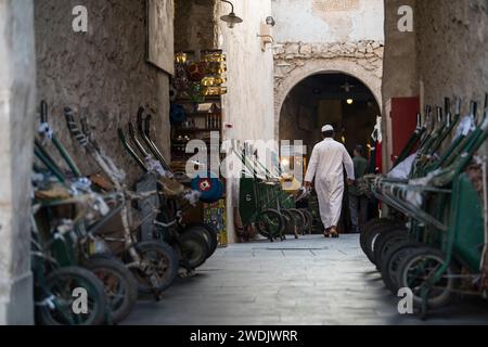 Doha, Qatar - 22 aprile 2023: Gente locale in abbigliamento tradizionale nel vecchio mercato del bazar Souk Waqif. Foto Stock