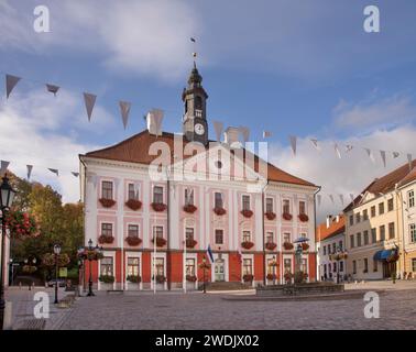 Municipio a Piazza del Municipio in Tartu. Estonia Foto Stock