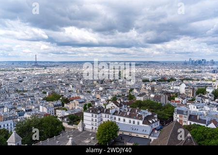 Parigi, Francia - 23 luglio 2023: Vista dall'alto della cupola della basilica che si affaccia sulla metropoli. Foto Stock