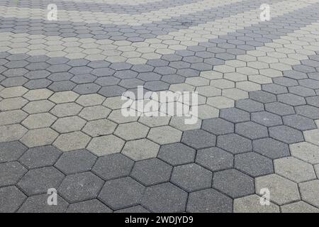 Immagine di una strada pavimentata con pietre decorative alla luce del giorno Foto Stock