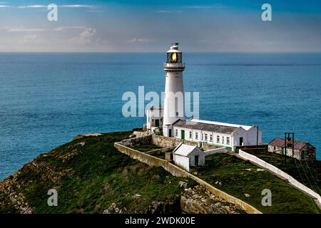 South Stack Island con faro South Stack e Vista sul Mare d'Irlanda nel Galles del Nord, Regno Unito Foto Stock