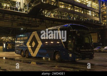 sport, calcio, 2. Bundesliga, 2023/2024, FC Schalke 04 vs. Hamburger SV 0-2, Veltins Arena Gelsenkirchen, autobus della squadra HSV nel parcheggio di fronte all'Arena illuminata, LE NORMATIVE DFL VIETANO QUALSIASI USO DI FOTOGRAFIE COME SEQUENZE DI IMMAGINI E/O QUASI-VIDEO Foto Stock