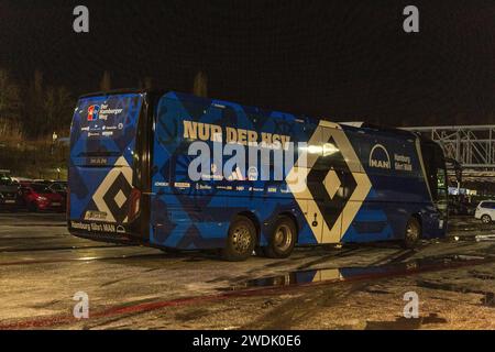 sport, calcio, 2. Bundesliga, 2023/2024, FC Schalke 04 vs. Hamburger SV 0-2, Veltins Arena Gelsenkirchen, team bus di HSV nel parcheggio, REGOLAMENTI DFL VIETANO QUALSIASI USO DI FOTOGRAFIE COME SEQUENZE DI IMMAGINI E/O QUASI-VIDEO Foto Stock