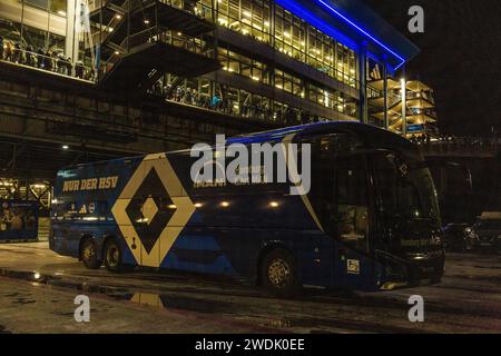 sport, calcio, 2. Bundesliga, 2023/2024, FC Schalke 04 vs. Hamburger SV 0-2, Veltins Arena Gelsenkirchen, autobus della squadra HSV nel parcheggio di fronte all'Arena illuminata, LE NORMATIVE DFL VIETANO QUALSIASI USO DI FOTOGRAFIE COME SEQUENZE DI IMMAGINI E/O QUASI-VIDEO Foto Stock