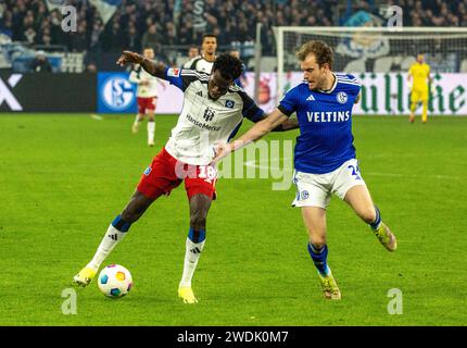 sport, calcio, 2. Bundesliga, 2023/2024, FC Schalke 04 vs. Hamburger SV 0-2, Veltins Arena Gelsenkirchen, scena della partita, Bakery Jatta (HSV) Left e Thomas Ouwejan (S04), LE NORMATIVE DFL VIETANO QUALSIASI USO DI FOTOGRAFIE COME SEQUENZE DI IMMAGINI E/O QUASI-VIDEO Foto Stock