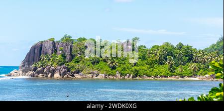 Rocce granitiche e palme ad Anse l'Islette, isola di Mahe, Seychelles Foto Stock