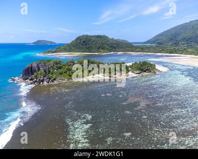 Vista aerea della splendida laguna di Anse l'Islette sull'isola di Mahe, Seychelles Foto Stock