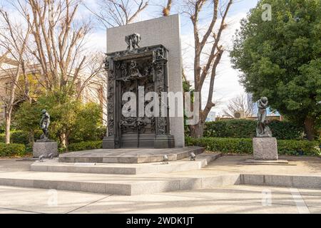 Tokyo, Giappone. Gennaio 2024. Auguste Rodin Sculpture "porte dell'inferno" al parco Ueno nel centro della città Foto Stock