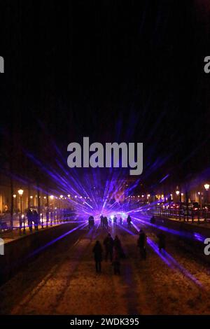 Laserstrahlen im Stadtkanal in der Yorckstraße während des Familienfests Unterwegs im Licht, Potsdam, 20. Januar 2024. Unterwegs im Licht *** raggi laser nel canale cittadino di Yorckstraße durante il festival per famiglie Unterwegs im Licht, Potsdam, 20 gennaio 2024 Unterwegs im Licht Foto Stock