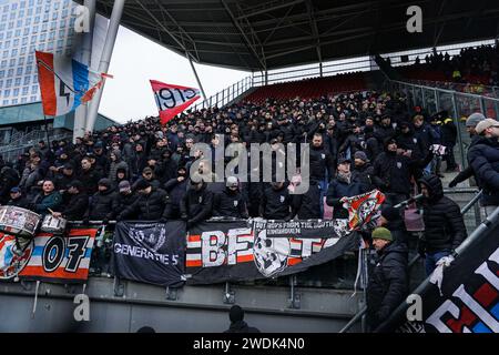 Arnhem, Paesi Bassi. 21 gennaio 2024. ARNHEM, PAESI BASSI - 21 GENNAIO: Tifosi del PSV durante l'Eredivisie match olandese tra Vitesse e Feyenoord a Gelredome il 21 gennaio 2024 ad Arnhem, nei Paesi Bassi. (Foto di Peter Lous/Orange Pictures) credito: Orange Pics BV/Alamy Live News Foto Stock