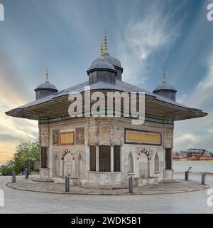 Fontana del sultano Ahmed III, aka Ahmet Cesmesi, una fontana di acqua rococò turca pubblica del 17th ° secolo, o Sabil, situato nella Piazza Grande, vicino alla porta Imperiale del Palazzo Topkapi, Istanbul, Turchia Foto Stock