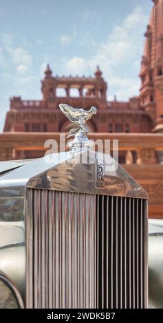 Cairo, Egitto - luglio 29 2020: L'iconica griglia Rolls-Royce, simbolo di ricchezza e prestigio, si staglia sullo sfondo del Palazzo del Barone Empain, un capolavoro di architettura Art Déco Foto Stock