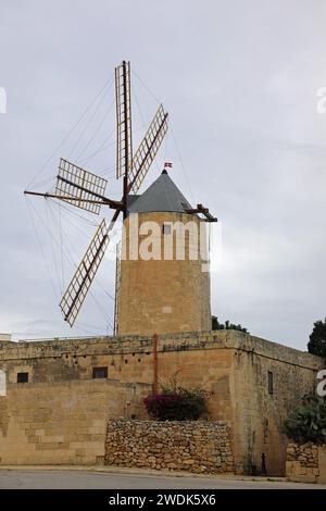 Mulino a vento TA Kola a Gozo originariamente costruito da Manoel de Vilhena nel 1725 Foto Stock