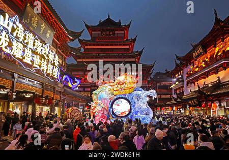 Shanghai, Cina. 21 gennaio 2024. La gente visita la fiera delle lanterne Yuyuan Garden a Shanghai, Cina orientale, 21 gennaio 2024. Con il Capodanno lunare cinese appena dietro l'angolo, il Giardino Yuyuan di Shanghai ha indossato ancora una volta un look festoso, vestito con centinaia di delicate lanterne illuminate. La fiera delle lanterne del giardino di Yuyuan è una delle principali attrazioni culturali di Shanghai durante la celebrazione del Festival di Primavera. Il tema di quest'anno è il sequel dell'edizione 2023 "Adventure of Mountains and Seas", ispirato all'antica letteratura "Shan hai Jing (Classico delle montagne e dei mari). Crediti: Xinhua/Alamy Live Foto Stock