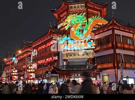 Shanghai, Cina. 21 gennaio 2024. La gente visita la fiera delle lanterne Yuyuan Garden a Shanghai, Cina orientale, 21 gennaio 2024. Con il Capodanno lunare cinese appena dietro l'angolo, il Giardino Yuyuan di Shanghai ha indossato ancora una volta un look festoso, vestito con centinaia di delicate lanterne illuminate. La fiera delle lanterne del giardino di Yuyuan è una delle principali attrazioni culturali di Shanghai durante la celebrazione del Festival di Primavera. Il tema di quest'anno è il sequel dell'edizione 2023 "Adventure of Mountains and Seas", ispirato all'antica letteratura "Shan hai Jing (Classico delle montagne e dei mari). Crediti: Xinhua/Alamy Live Foto Stock