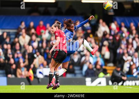 Londra, Inghilterra, Regno Unito il 21 gennaio 2024. Kadeisha Buchanan del Chelsea si batte per il pallone contro Ella Toone del Manchester United durante la partita Chelsea Women contro Manchester United Women Barclays Women's Super League a Stamford Bridge, Londra, Inghilterra, Regno Unito il 21 gennaio 2024 Credit: Every Second Media/Alamy Live News Foto Stock