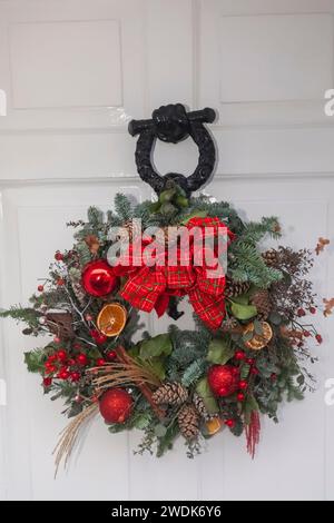 England, Sussex, West Sussex, Arundel, Christmas Wreath Hanging on Front Door Foto Stock