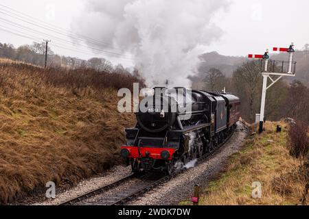 Keighley, UK, 21 January 2024, UK Weather. LMS Black 5 45212 enters the cutting after leaving Damems Loop and makes its way towards Oakworth: Neil Terry/ Neil Terry Photography Credit: Neil Terry/Alamy Live News Foto Stock