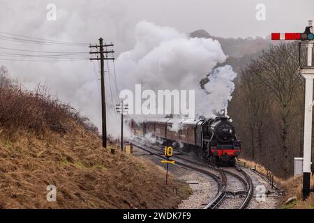 Keighley, UK, 21 January 2024, UK Weather. With the steam being blown heavily by the wind, LMS Black 5 45212 leaves Damems Loop with the 1235 service from Ingrow West. Credit: Neil Terry/ Neil Terry Photography Credit: Neil Terry/Alamy Live News Foto Stock