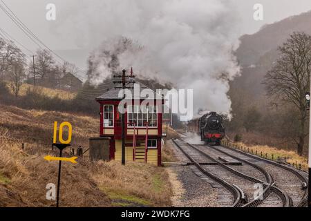Keighley, UK, 21 January 2024, UK Weather. LMS Black 5 45212 climbs up the incline into Damems Loop in stormy conditions. Credit: Neil Terry/ Neil Terry Photography Credit: Neil Terry/Alamy Live News Foto Stock