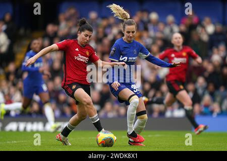 Lucia Garcia del Manchester United (sinistra) e Nathalie Bjorn del Chelsea si battono per il pallone durante la partita di Super League femminile di Barclays a Stamford Bridge, Londra. Data foto: Domenica 21 gennaio 2024. Foto Stock