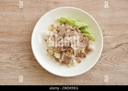 affettare di carne di manzo salata fritta con aglio e pepe sul riso in piatto Foto Stock