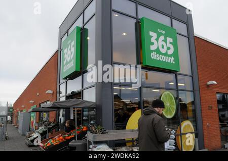 Copenhagen, Danimarca /21 gennaio 2024/acquirenti di prodotti alimentari e consumatori nel 365 deisiocunt.negozio di alimentari 365 ℃ unt catena coop in danese. (Foto: Francis Joseph Dean/Dean Pictures) Foto Stock