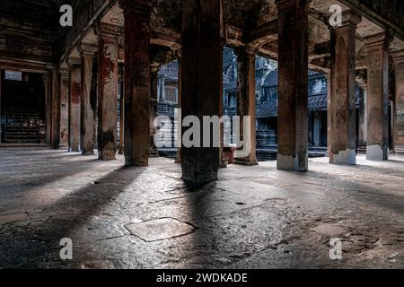 Sussurri del passato: L'enigmatica Shadows of Angkor Wat's Time-Honor Hallways Foto Stock