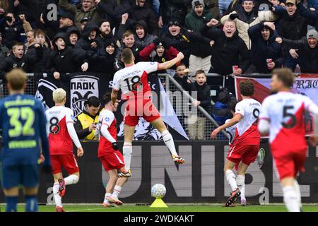 UTRECHT - Jens Toornstra dell'FC Utrecht applaude dopo il 1-1 di Othmane Boussaid dell'FC Utrecht durante la partita olandese Eredivisie tra FC Utrecht e PSV Eindhoven allo stadio Galgenwaard il 21 gennaio 2024 a Utrecht, Paesi Bassi. ANP OLAF KRAAK Foto Stock