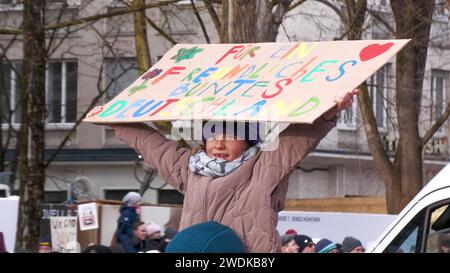 Nach einer turbulenten Wetterwoche und Schneechaos auf den Straßen Deutschlands wurde man am Samstag mit winterlichem Kaiserwetter überrascht. In weiten Teilen schien die Sonne bei einer tiefverschneiten Landschaft. Schnell waren Die Sorgen aus der Woche verloren. DAS Wetter nutzten hunderte Menschen für einen Ausflug ins Erzgebirge. In den Wintersportregionen standen hunderte Menschen vor den Liften um Ski zu fahren. Die Parkplätze waren vielerorts belegt. Auf den Skipisten tummelten sich a Oberwiesenthal und am Keilberg hunderte Menschen. Vom Fichtelberg aus hatte man eine grandiose Fernsic Foto Stock