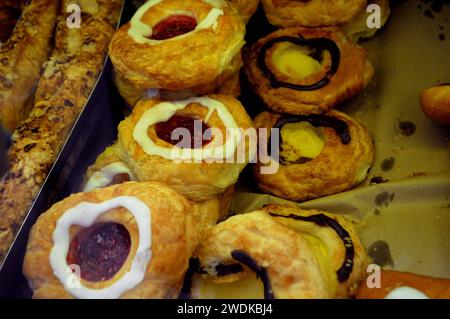 Copenhagen, Danimarca /21 gennaio 2024/acquirenti di prodotti alimentari e consumatori nel 365 deisiocunt.negozio di alimentari 365 ℃ unt catena coop in danese. Foto: Francis Joseph Dean/Dean Pictures Foto Stock